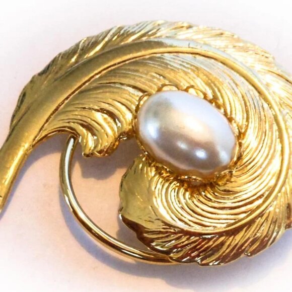 Vintage Jerri-Lou Gold Tone Feather Scarf Clip Faux Pearl - Picture 2 of 6